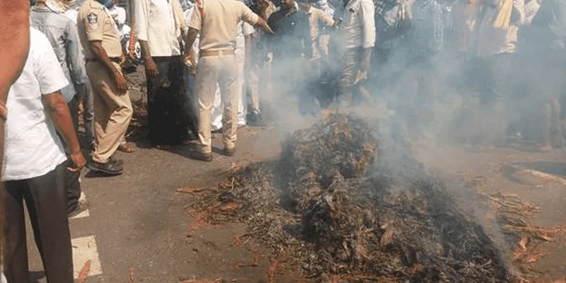 Tobacco Farmers Blocked Chennai-Kolkata Highway